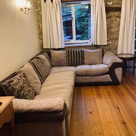1mb 3 Bedroom Stone Stunning Location *
